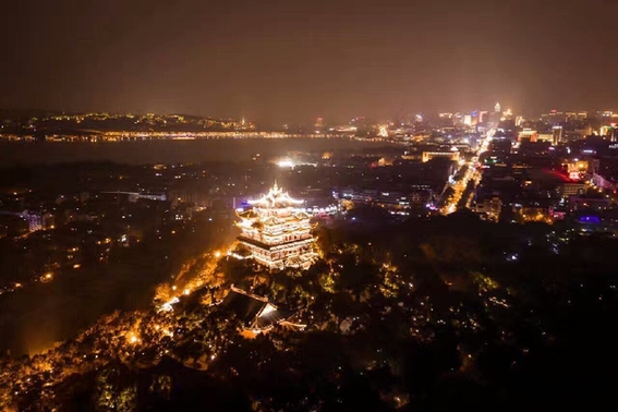 国际反家暴日 吴山广场点亮橙色灯