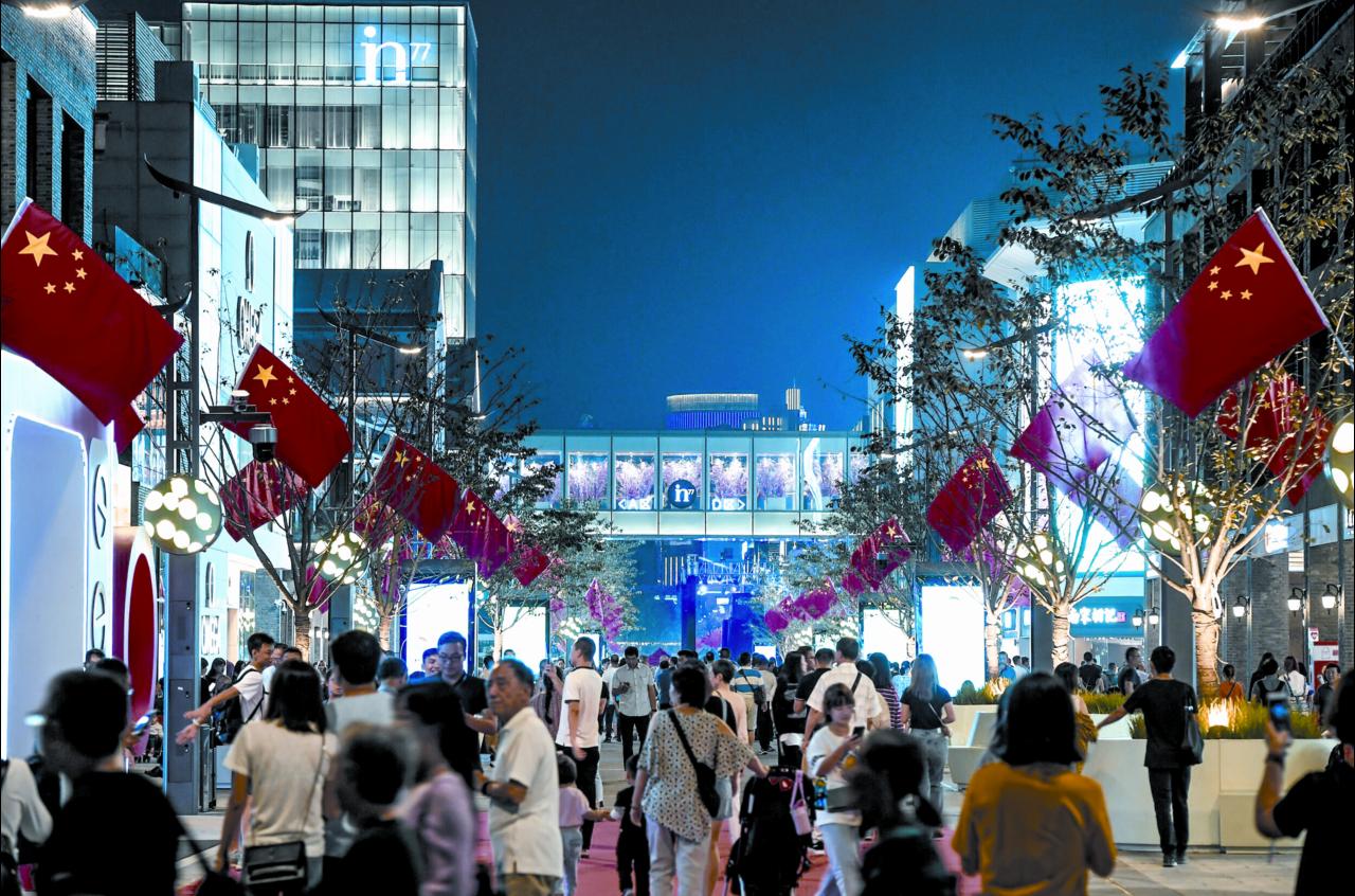 热闹湖滨步行街新装亮相迎人流高峰