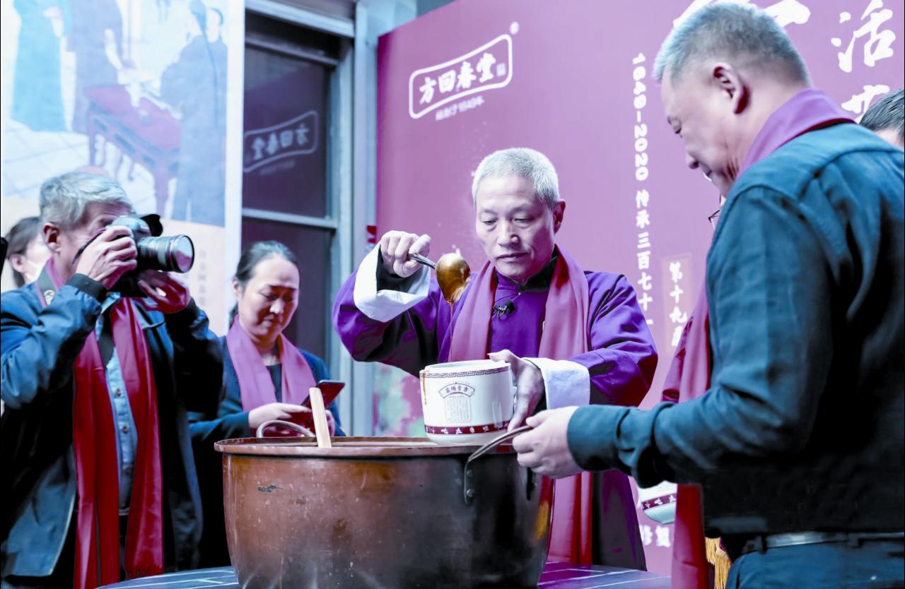祈鼓,开炉,熬膏,品鉴……开幕式展示传统制膏工艺的传承,阐释了中医药