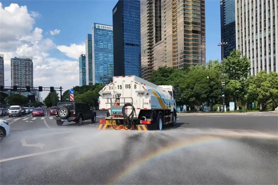 热浪滚滚上城城管解暑降温有妙招